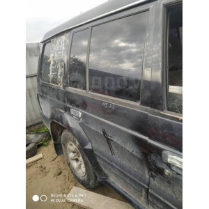 Стекло двери задней правой Mitsubishi Pajero 1991-2004 в Омске
