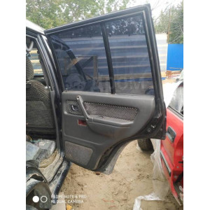 Стекло двери задней правой Mitsubishi Pajero 1991-2004 в Омске