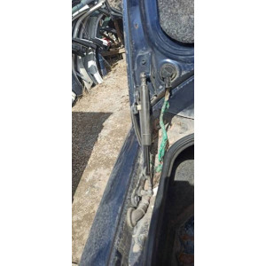 Петля крышки багажника левая правая Nissan Primera P10 в Омске